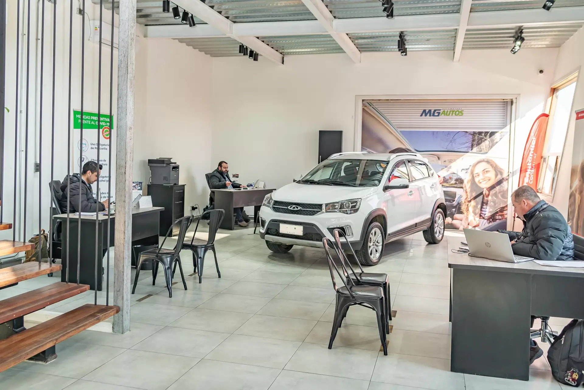 vista interior de la sala de venta vista interior de la sala de venta