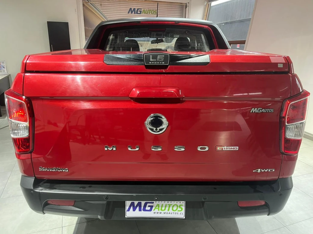 SsangYong Grand Musso — foto 11 de 20