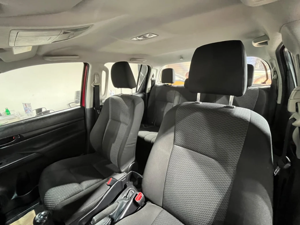 Toyota Hilux D Cab — foto 7 de 38