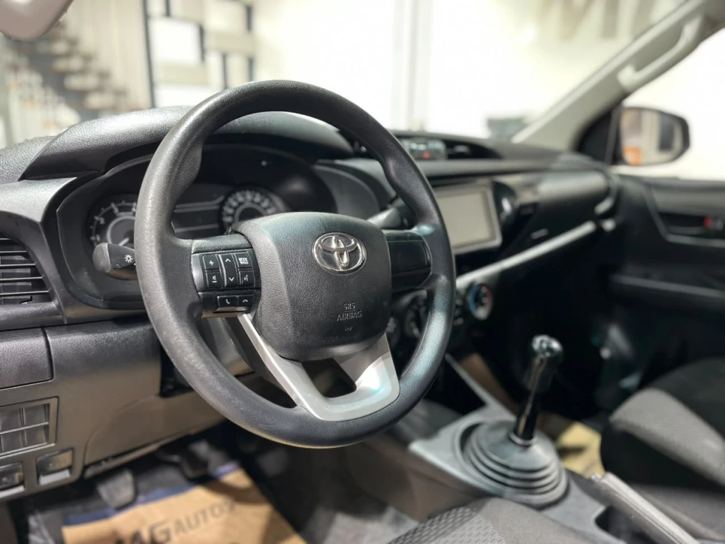 Toyota Hilux D Cab — foto 10 de 38