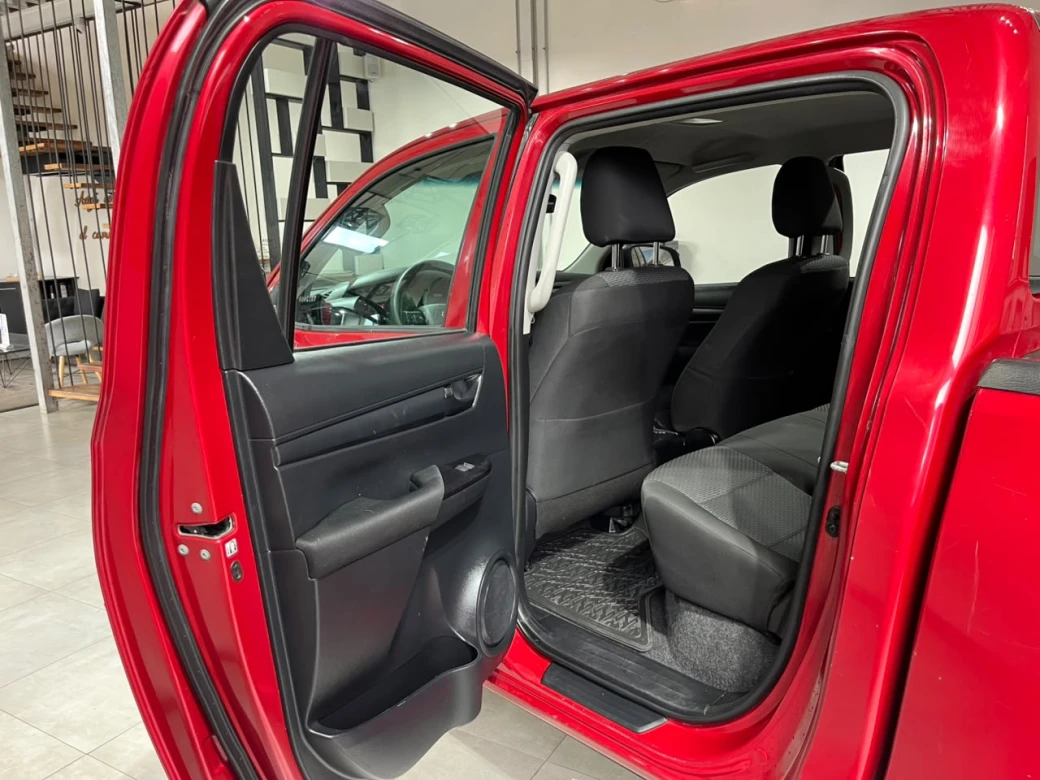 Toyota Hilux D Cab — foto 12 de 38