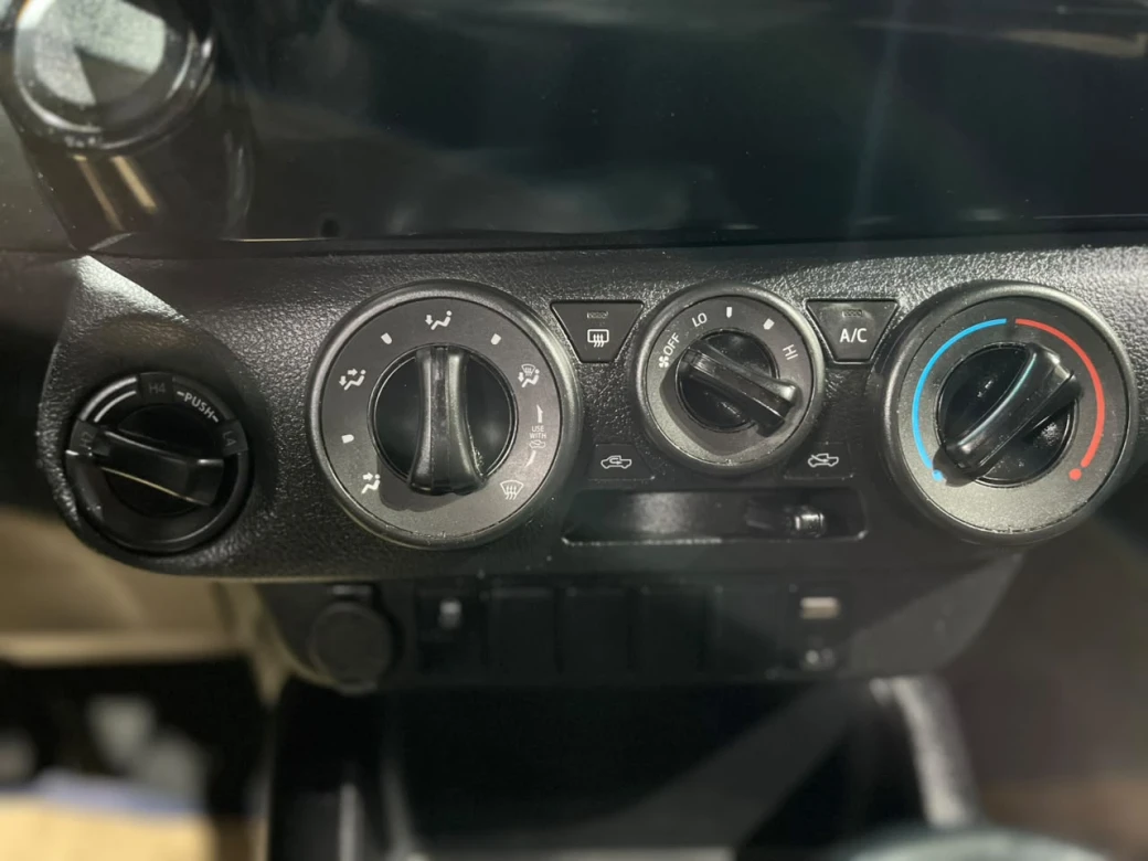 Toyota Hilux D Cab — foto 18 de 38