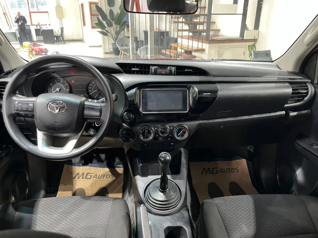 Toyota Hilux D Cab — foto 19 de 38
