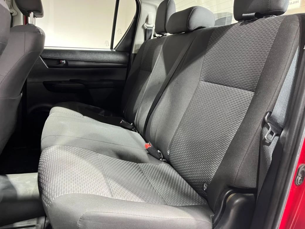 Toyota Hilux D Cab — foto 23 de 38