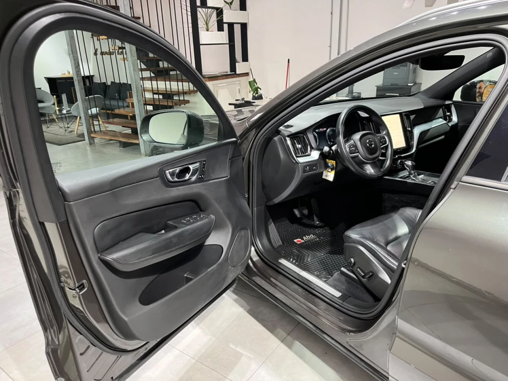 Volvo Xc60 D4 Kinetic — foto 18 de 29