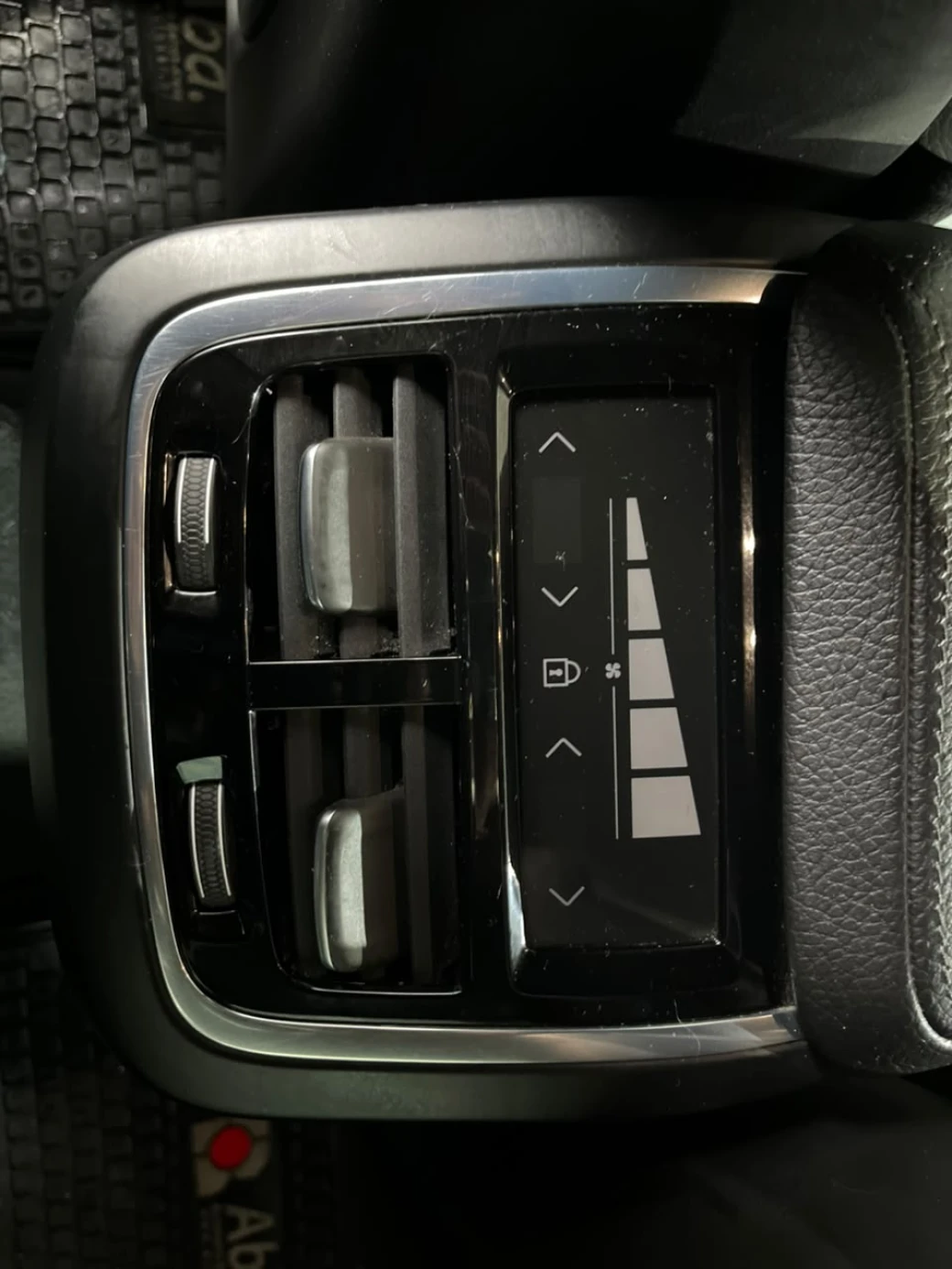 Volvo Xc60 D4 Kinetic — foto 22 de 29