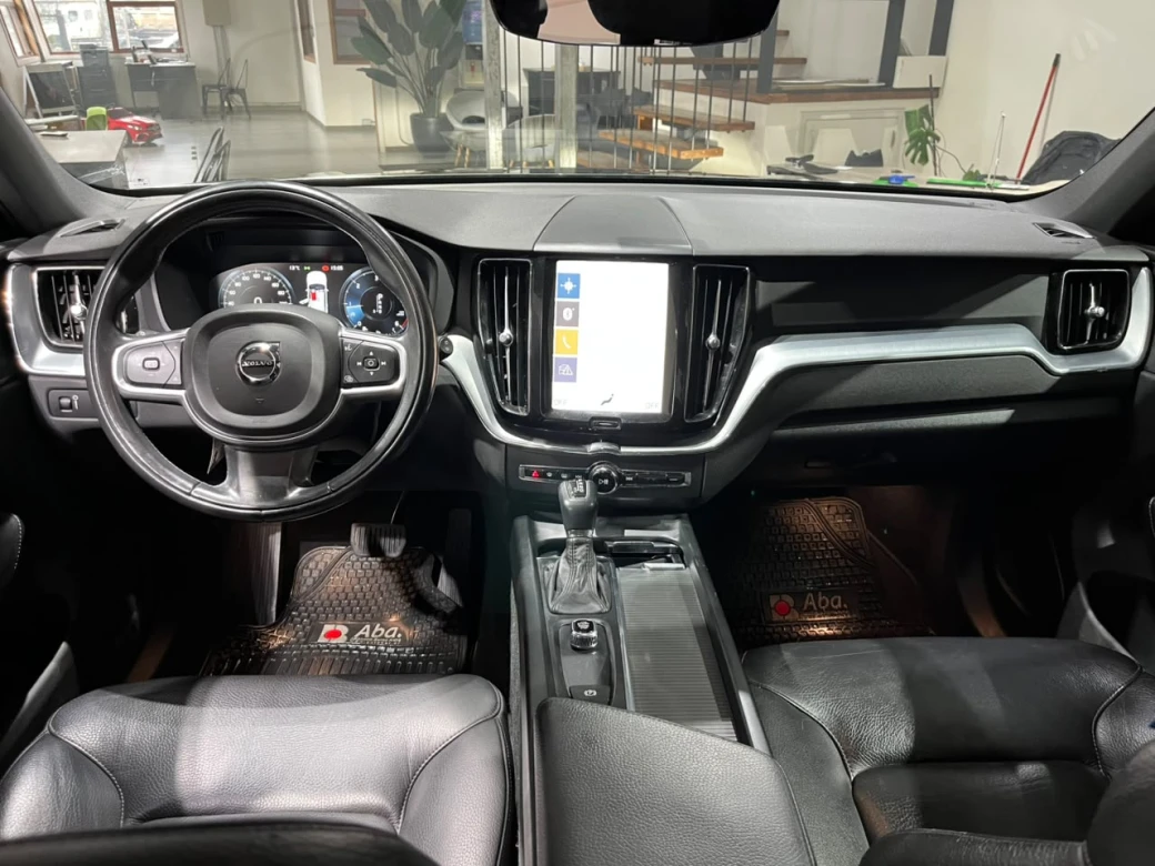 Volvo Xc60 D4 Kinetic — foto 23 de 29