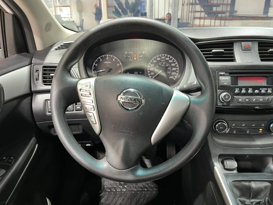 Nissan Sentra Sense — foto 9 de 32