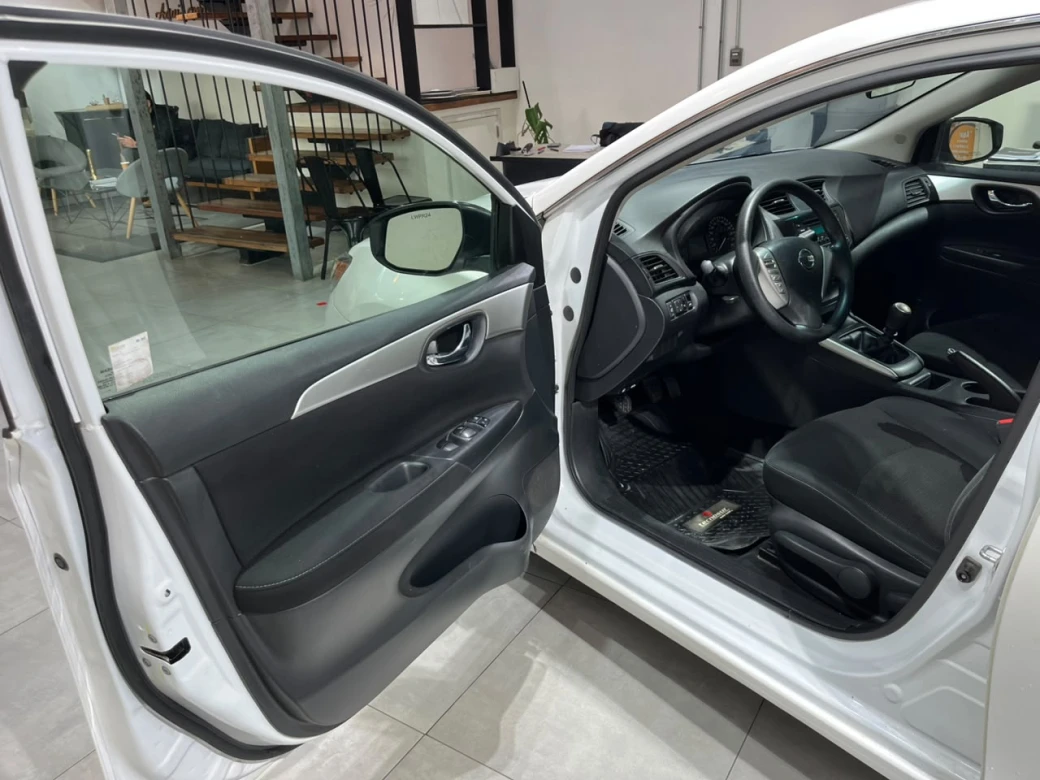 Nissan Sentra Sense — foto 11 de 32