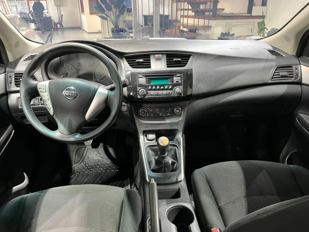 Nissan Sentra Sense — foto 25 de 32