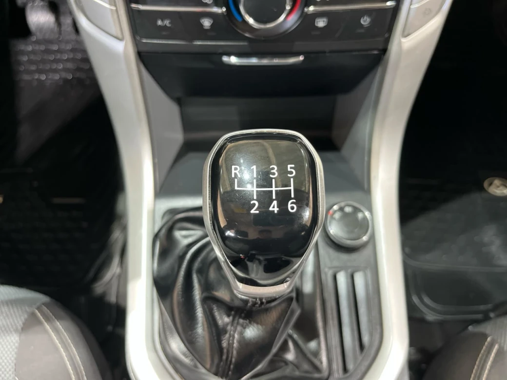 Maxus T60 — foto 16 de 33
